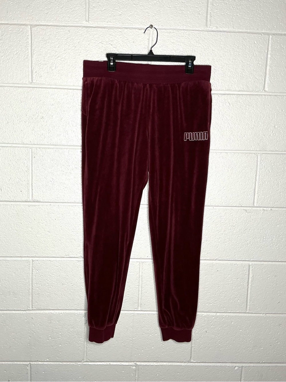 < Puma Women’s Burgundy Velvet Joggers Size XL >